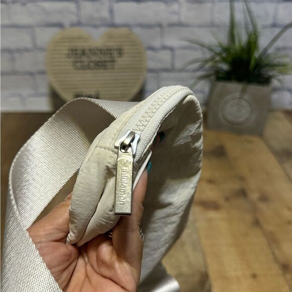 Lululemon Everywhere Belt Bag 1L
White Opal - Picture 16 of 16